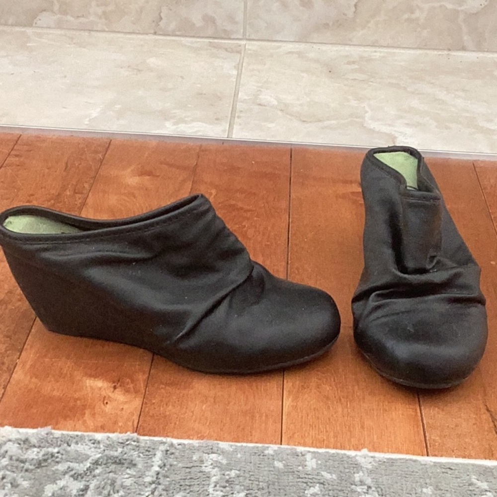 Blowfish slip on shoes. Black size 6